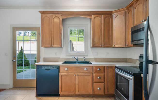 3 bed/2 1/2 Bath. Pet Friendly, Pool,