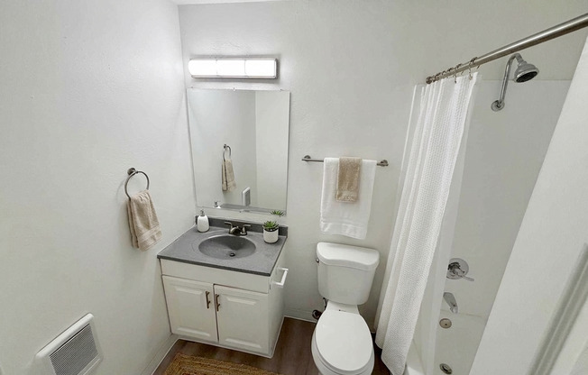 3 beds, 1 bath, 800 sqft, $1,595, Unit 52