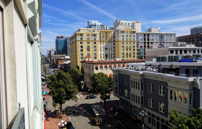Gaslamp 1 bedroom with View, Wood floors, 820 sqft and parking.