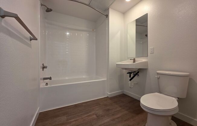 Studio, 1 bath, 327 sqft, $1,805, Unit 403
