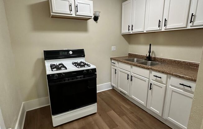 1 bed, 1 bath, $850, Unit Apt 4