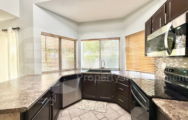 1242 W GLENMERE DR