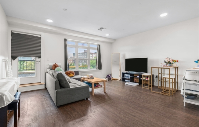 2 beds, 2 baths, 1,009 sqft, $4,100, Unit 301