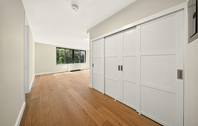 1 bed, 2.5 baths, 740 sqft, $5,800, Unit 4H