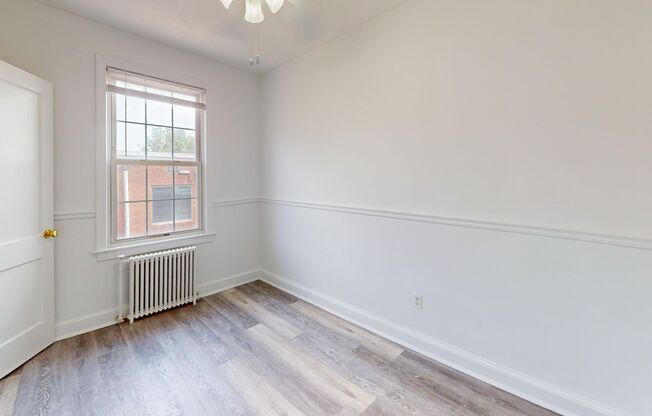 Top Floor Recently Updated MacArthur Blvd One Bedroom W/Parking Included