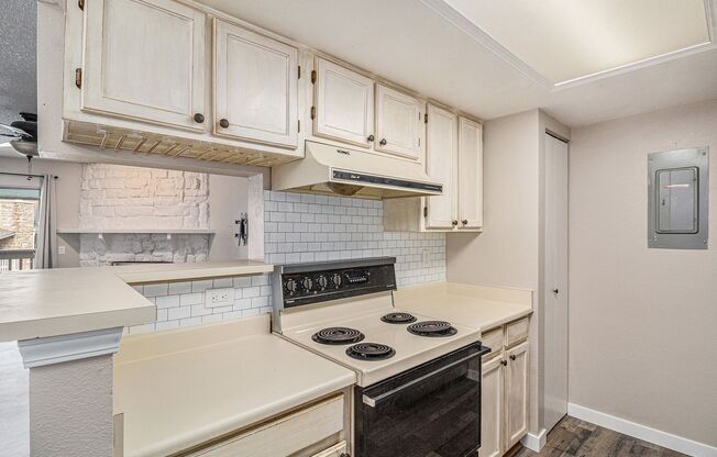 Newly Remodeled 2Bed/2Bath Poolside Apartment in Lowry