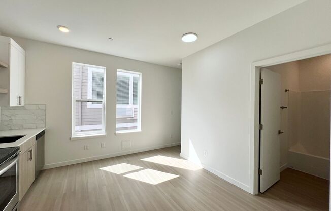 Studio, 1 bath, 326 sqft, $1,275, Unit 10