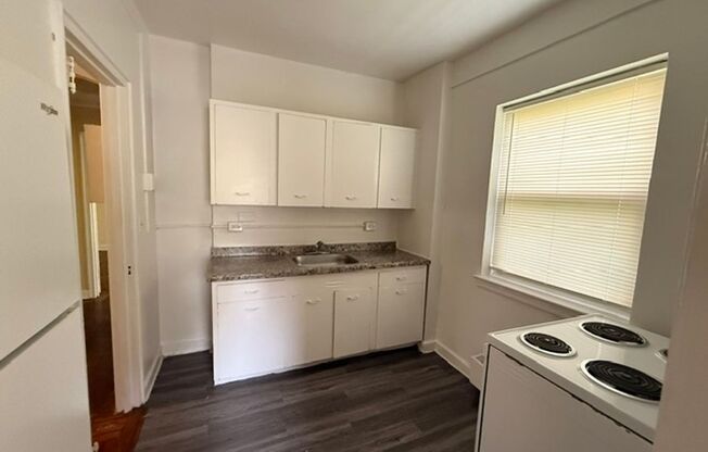 1 bed, 1 bath, 653 sqft, $900, Unit B62