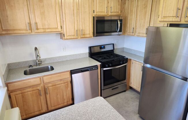 2 beds, 1 bath, 897 sqft, $2,275, Unit F-05