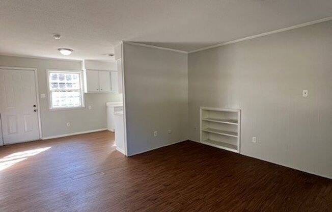 2 beds, 1 bath, $930