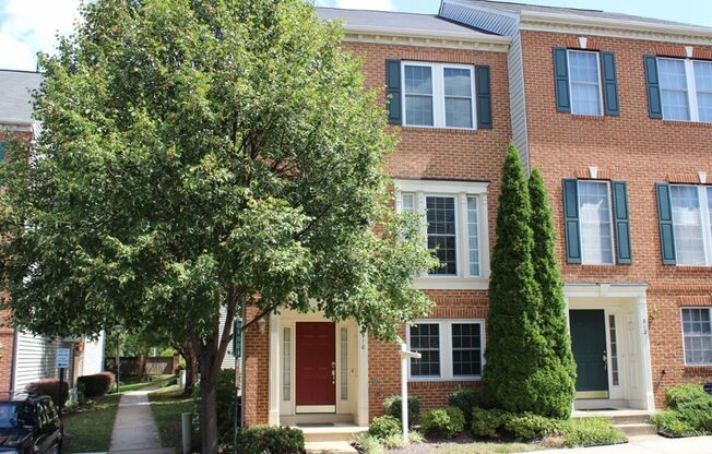 Lovely 3 Bedroom 2.5 Bath Townhome with Den Close to Van Dorn Metro in Summers Grove
