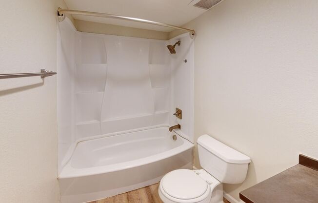 2 beds, 1 bath, 900 sqft, $1,390, Unit 25