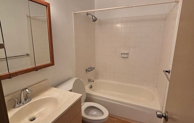 2 beds, 1 bath, $2,000, Unit # 702