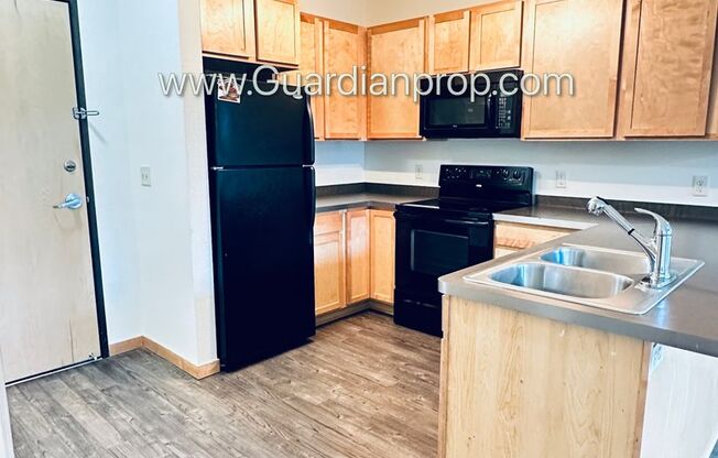 Marcy Holmes/Dinkytown 2nd Floor, 2 Primary Baths, Dishwasher, 1 Parking Space, 1 Month Free