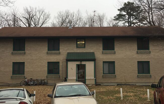 2 Bedroom Apartment Right off University Avenue!