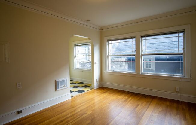 Charming Top Floor Studio in Central NE Location!
