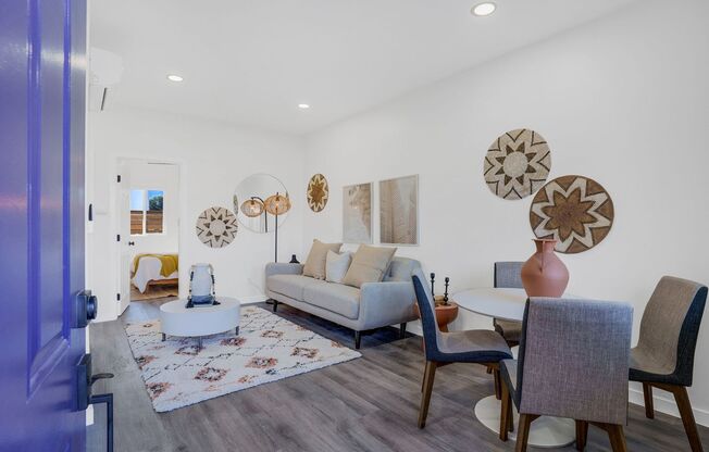 Beautiful Renovated 2 Bed/1 Bath Unit
