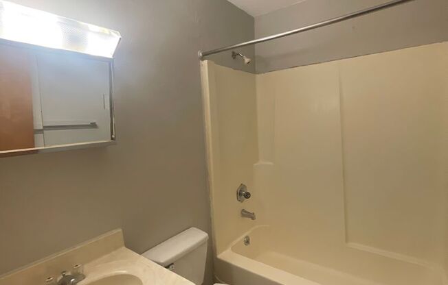 2 beds, 1 bath, $950, Unit A