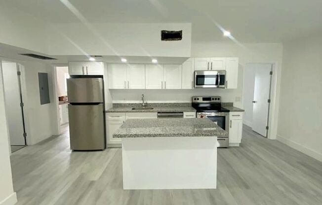 NORTH BEACH - 3 Bedroom 2 Bath - Exquisite Apartment - Newly Remodeled - Parking