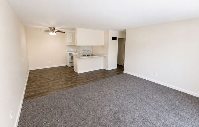 2 beds, 1 bath, 900 sqft, $1,995, Unit 24