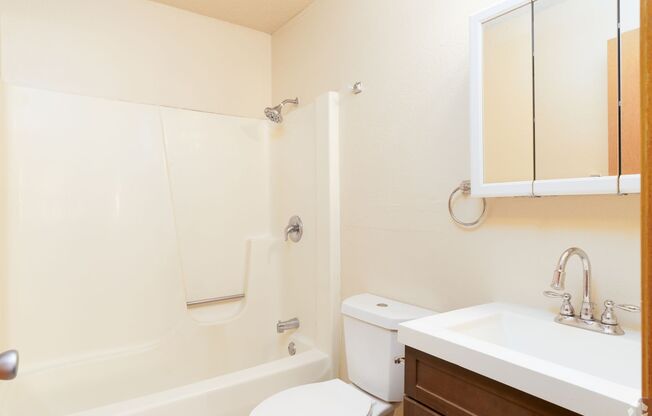 2 beds, 1 bath, 700 sqft, $825, Unit 2430-4 L