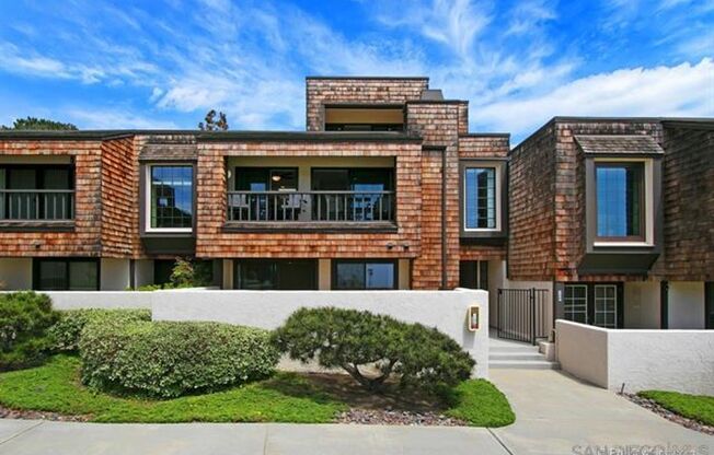 Gorgeous ocean view House 3 beds/ 3.5 baths in Del Mar.
