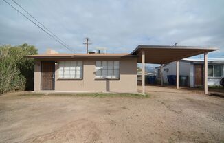 Charming 2 Bedroom 1 Bath Home! Central Tucson Location!