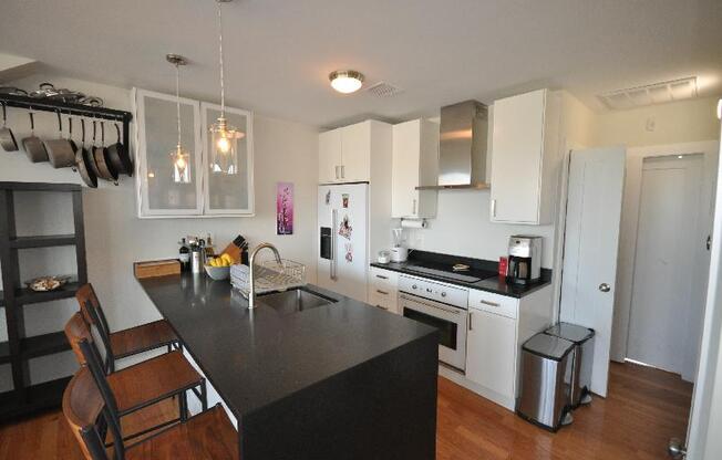 2 beds, 1 bath, $5,400, Unit 6