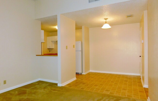 Cozy 2 Bedroom/1 Bath Duplex in Woodstone