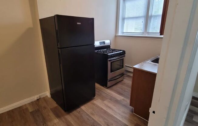 3 beds, 1 bath, $1,795, Unit 25-01