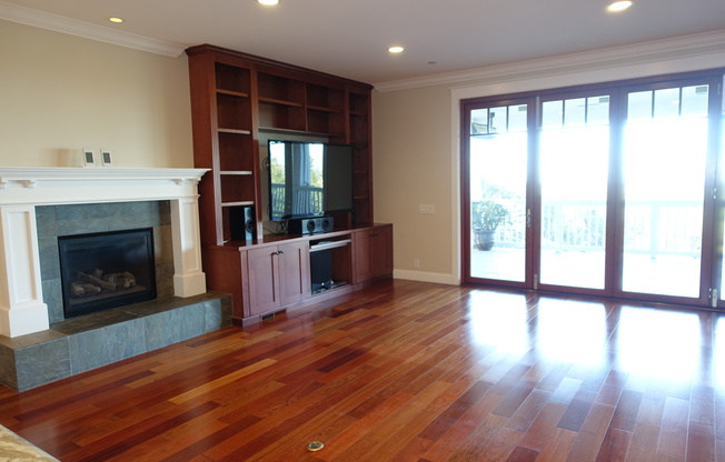 Spectacular views, gracious living areas, superb entertaining space....5 minutes to downtown, 2 minutes to 280!