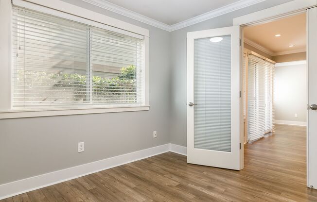 BEAUTIFUL condo-quality 2bedroom, in the heart of BALLARD! Top floor, amazing views with private balcony!
