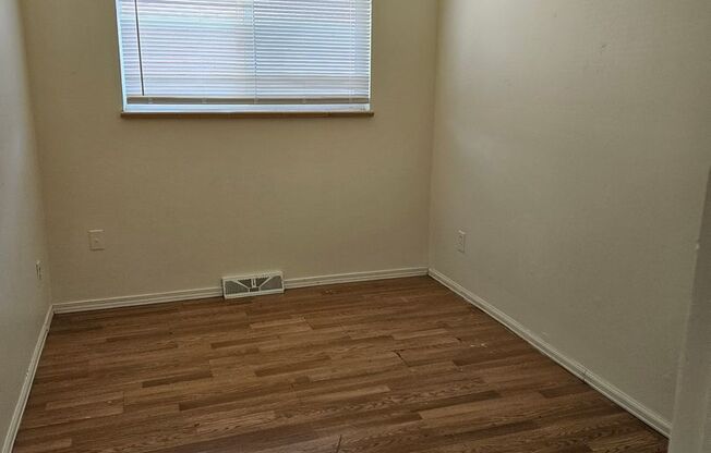 3 beds, 1 bath, $1,400, Unit 1229