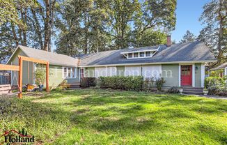 Charming Hillsboro Retreat: Cozy Single-Level Home with Greenhouse & Kids' Clubhouse!