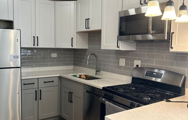 2 beds, 2 baths, 950 sqft, $2,500, Unit 303