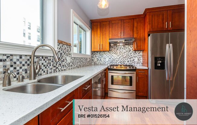 SPACIOUS TOP FLOOR 3 BED/2.5 BATH CONDO WITH WASHER & DRYER AND PARKING
