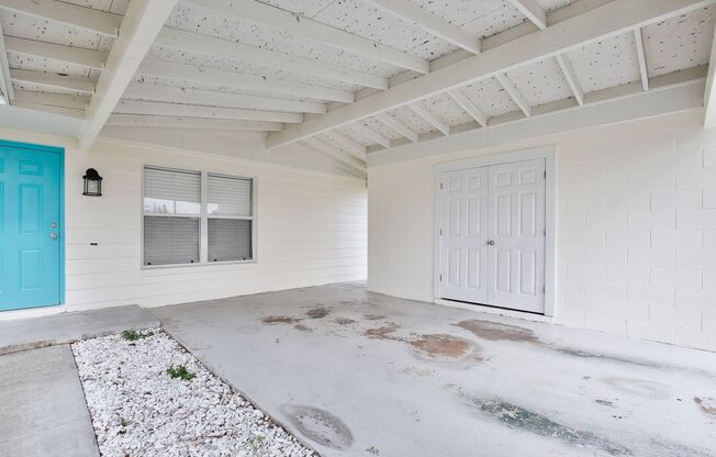 Charming 3/2 Spacious Home with a Large Covered Patio Located in Sky Lake - Orlando!