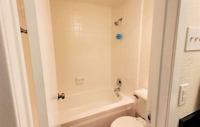 Studio, 1 bath, 450 sqft, $599, Unit 180-J