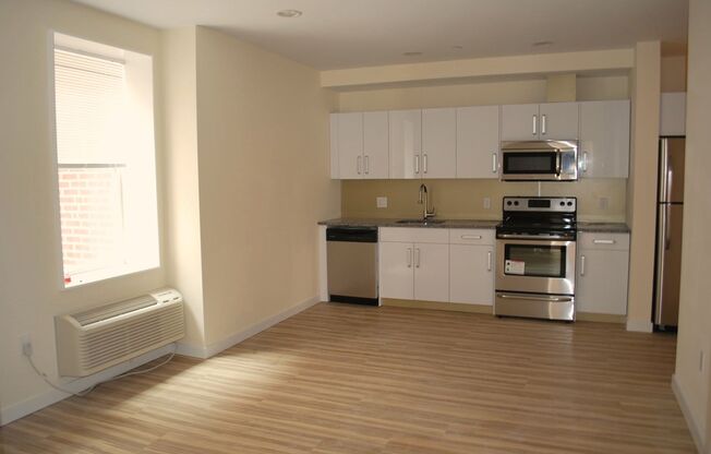 2 beds, 1 bath, 650 sqft, $1,665, Unit 221