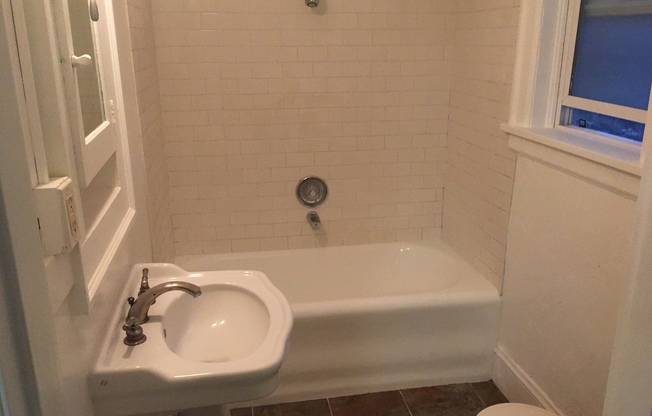 Studio, 1 bath, 425 sqft, $1,225, Unit 104