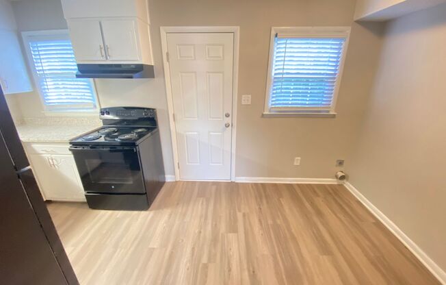 2 beds, 1.5 baths, 832 sqft, $1,100, Unit 827 Oakwood Villa
