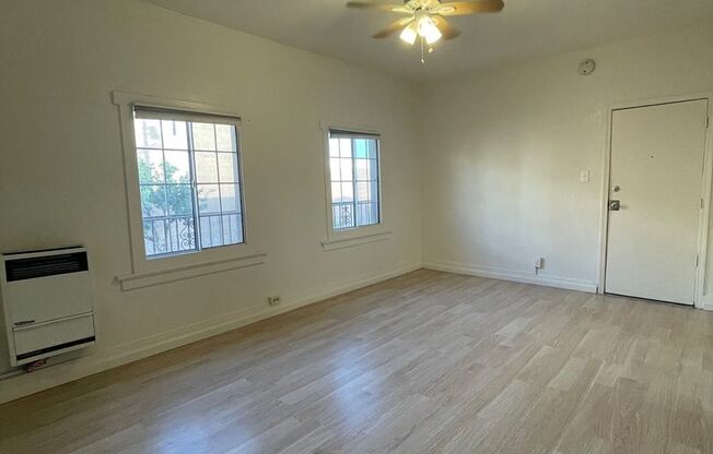 SUPER NICE UPPER FRONT*SPACIOUS SINGLE*HWFLS*BRIGHT*AC*ELECTRIC INCLUDED WITH RENT*WALK IN CLOSET*NEAR DOWNTOWN LA