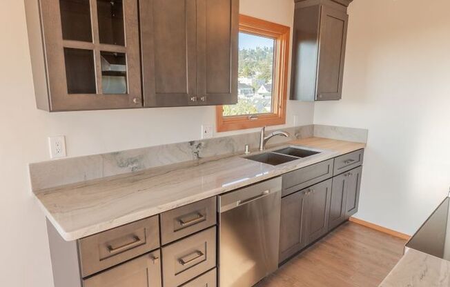 freshly remodeled 3BR/2Bth, 1064sqft penthouse apartment with an amazing location in the heart of North Berkeley's coveted Gourmet Ghetto. Move in Special----