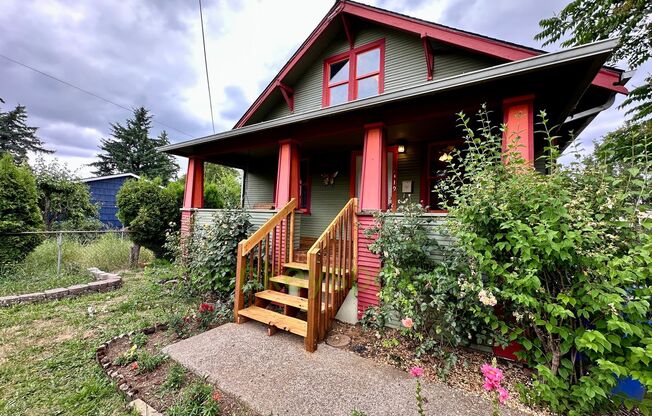 2-Bedroom House with Fully Fenced Backyard with Garden
