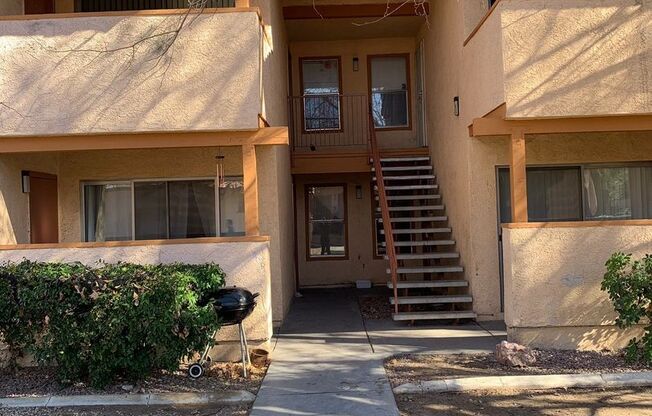 Close to UNLV, Airport, and Las Vegas Strip. GRANITE COUNTERTOPS. Comm. Pool