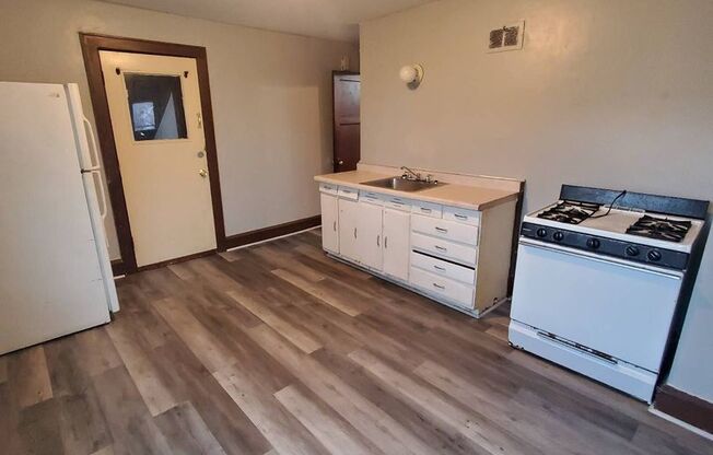 2 beds, 1 bath, 708 sqft, $875, Unit 3506 W Auer Ave.