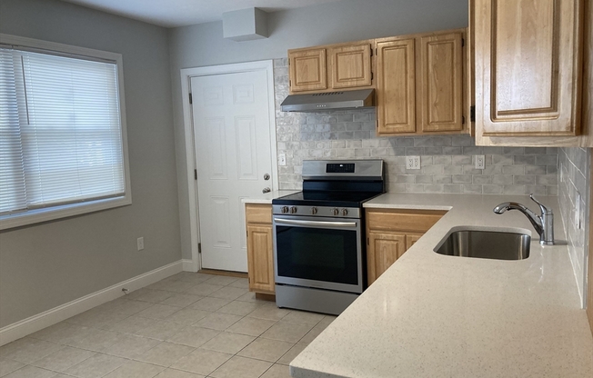 3 beds, 1 bath, 900 sqft, $2,850, Unit 2