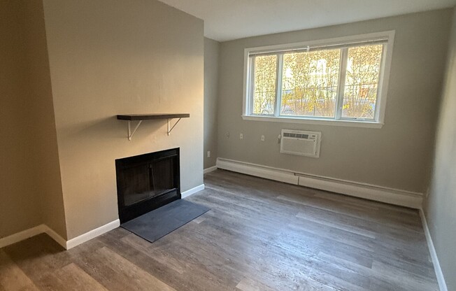 1 bed, 1 bath, $2,700, Unit 13