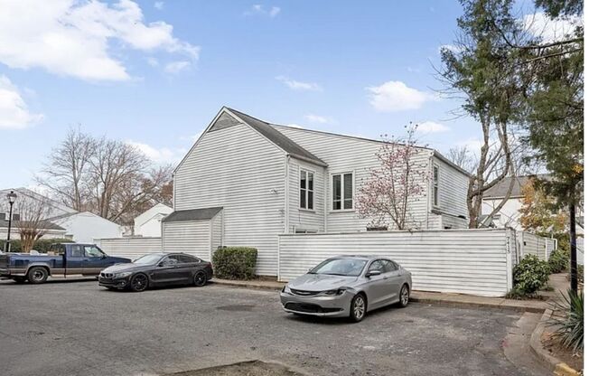 Welcome to this charming 2-bedroom, 1.5-bathroom Townhouse located in the vibrant city of Charlotte, NC