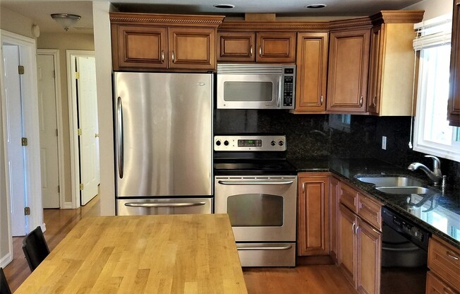 Gorgeous well maintained 4 bed house available in Clyde Hill/Bellevue downtown!